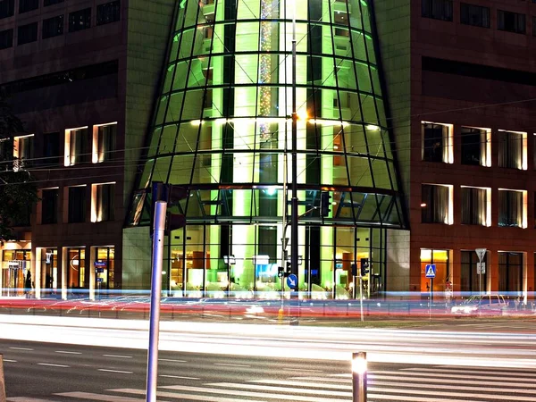 Bürogebäude Der Nacht Spätabends Bei Der Arbeit Bürogebäude Mit Glasvorhang — Stockfoto