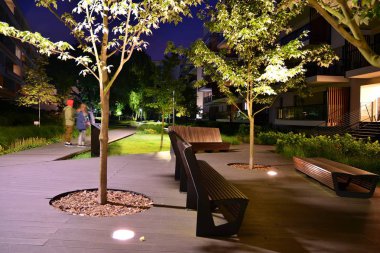 Geceleri bir konut şehir evi yakınında süs çalılar ve bitkiler