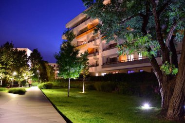 Geceleri bir konut şehir evi yakınında süs çalılar ve bitkiler