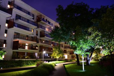 Geceleri bir konut şehir evi yakınında süs çalılar ve bitkiler