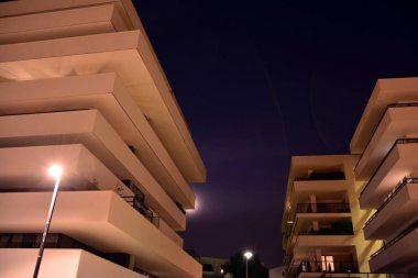 gece apartmanın dış 