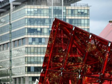 İş merkezindeki yeni ofis binası. Çelikten ve camdan yapılmış mavi gökyüzü. 