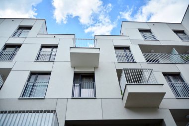 Çok öykülü yeni modern apartman. Şık oturma blok daireler.