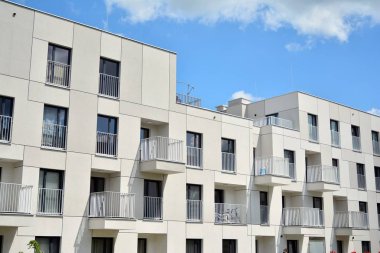 Çok öykülü yeni modern apartman. Şık oturma blok daireler.