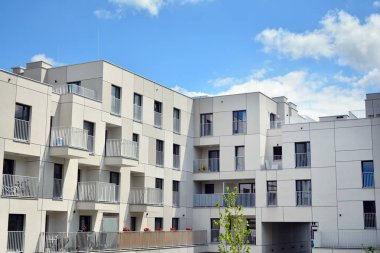 Çok öykülü yeni modern apartman. Şık oturma blok daireler.
