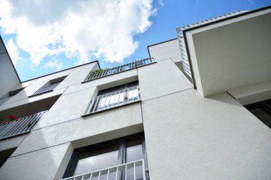 Çok öykülü yeni modern apartman. Şık oturma blok daireler.