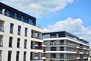 Çok öykülü yeni modern apartman. Şık oturma blok daireler.