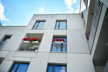 Çok öykülü yeni modern apartman. Şık oturma blok daireler.