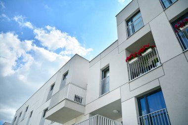 Çok öykülü yeni modern apartman. Şık oturma blok daireler.