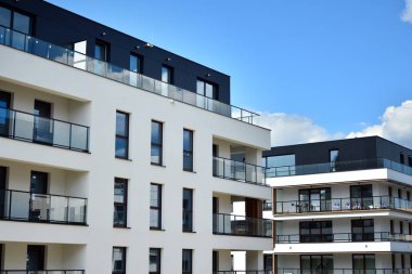 Çok öykülü yeni modern apartman. Şık oturma blok daireler.