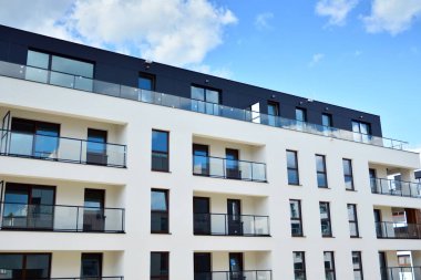 Çok öykülü yeni modern apartman. Şık oturma blok daireler.