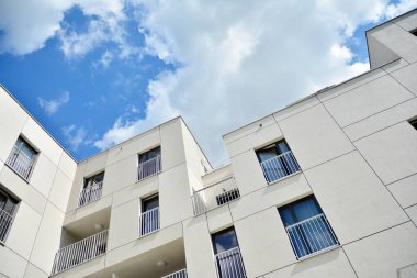 Çok öykülü yeni modern apartman. Şık oturma blok daireler.