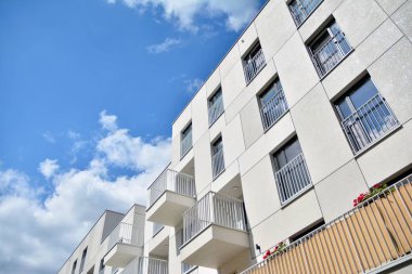 Çok öykülü yeni modern apartman. Şık oturma blok daireler.