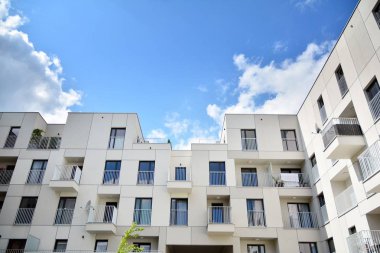 Çok öykülü yeni modern apartman. Şık oturma blok daireler.
