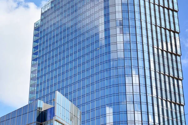 Nuevo Edificio Oficinas Centro Negocios Pared Acero Vidrio Con Cielo — Foto de Stock