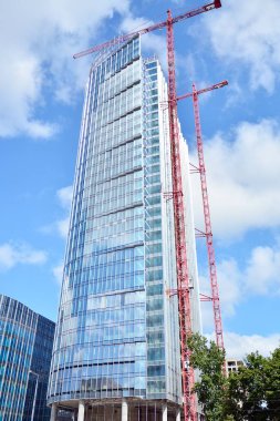 Varşova, Polonya. 18 Temmuz 2019. Mennica Legacy Tower ofis binası inşaatı.