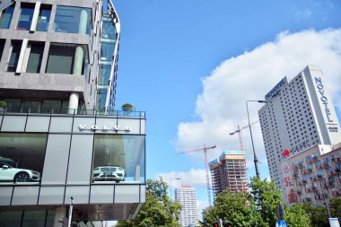 Varşova, Polonya. 18 Temmuz 2019. Volvo Araba Warszawa. Varşova'nın merkezinde yeni bir Volvo konsepti. Bir kafe ve bir kültür merkezi ile birlikte dünyanın ilk araba showroom