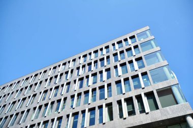 İş merkezindeki yeni ofis binası. Çelikten ve camdan yapılmış mavi gökyüzü. 