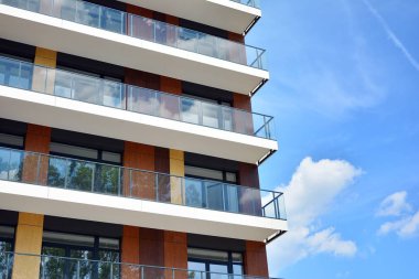 Çok öykülü yeni modern apartman. Şık oturma blok daireler.