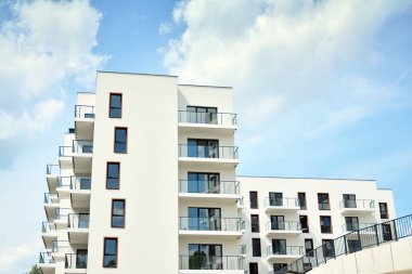 Çok öykülü yeni modern apartman. Şık oturma blok daireler.