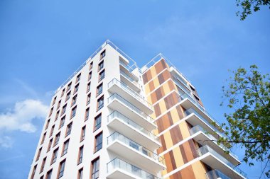 Çok öykülü yeni modern apartman. Şık oturma blok daireler.