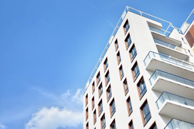 Çok öykülü yeni modern apartman. Şık oturma blok daireler.