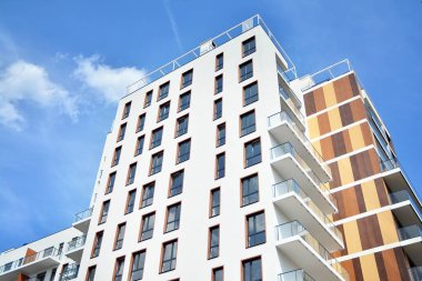 Çok öykülü yeni modern apartman. Şık oturma blok daireler.