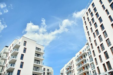 Çok öykülü yeni modern apartman. Şık oturma blok daireler.