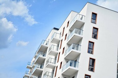 Çok öykülü yeni modern apartman. Şık oturma blok daireler.