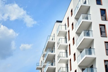 Çok öykülü yeni modern apartman. Şık oturma blok daireler.