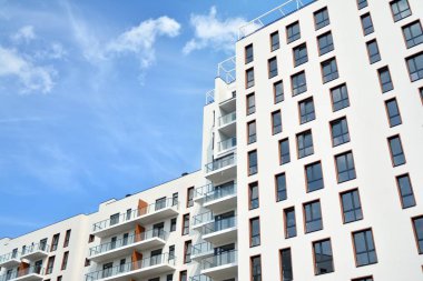 Çok öykülü yeni modern apartman. Şık oturma blok daireler.