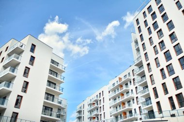 Çok öykülü yeni modern apartman. Şık oturma blok daireler.