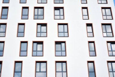 Çok öykülü yeni modern apartman. Şık oturma blok daireler.