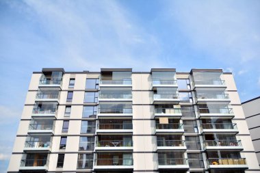 Çok öykülü yeni modern apartman. Şık oturma blok daireler.