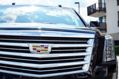 Varşova, Polonya. 22 Temmuz 2019. Şehir caddesinde motorlu araba Cadillac Escalade. Cadillac Escalade Suv üstün işçilik ve ikonik tasarımı ile dikkat komutları.