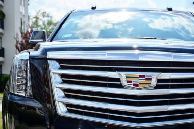 Varşova, Polonya. 22 Temmuz 2019. Şehir caddesinde motorlu araba Cadillac Escalade. Cadillac Escalade Suv üstün işçilik ve ikonik tasarımı ile dikkat komutları.