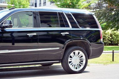 Varşova, Polonya. 22 Temmuz 2019. Şehir caddesinde motorlu araba Cadillac Escalade. Cadillac Escalade Suv üstün işçilik ve ikonik tasarımı ile dikkat komutları.