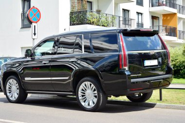 Varşova, Polonya. 22 Temmuz 2019. Şehir caddesinde motorlu araba Cadillac Escalade. Cadillac Escalade Suv üstün işçilik ve ikonik tasarımı ile dikkat komutları.