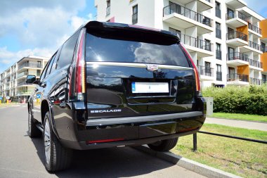 Varşova, Polonya. 22 Temmuz 2019. Şehir caddesinde motorlu araba Cadillac Escalade. Cadillac Escalade Suv üstün işçilik ve ikonik tasarımı ile dikkat komutları.