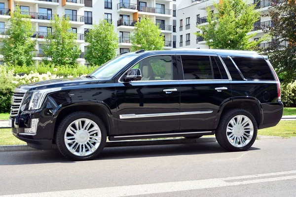 Варшава Польша Июля 2019 Года Автомобиль Cadillac Escalade Городской Улице — стоковое фото