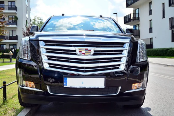 Varşova, Polonya. 22 Temmuz 2019. Şehir caddesinde motorlu araba Cadillac Escalade. Cadillac Escalade Suv üstün işçilik ve ikonik tasarımı ile dikkat komutları.