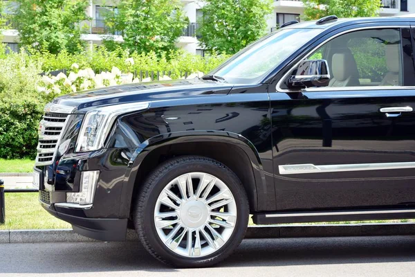 Varşova, Polonya. 22 Temmuz 2019. Şehir caddesinde motorlu araba Cadillac Escalade. Cadillac Escalade Suv üstün işçilik ve ikonik tasarımı ile dikkat komutları.