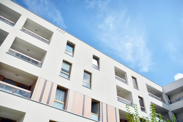 Moderno Edificio Apartamentos Con Cielo Azul Nubes Moderno Concepto Vivienda — Foto de Stock