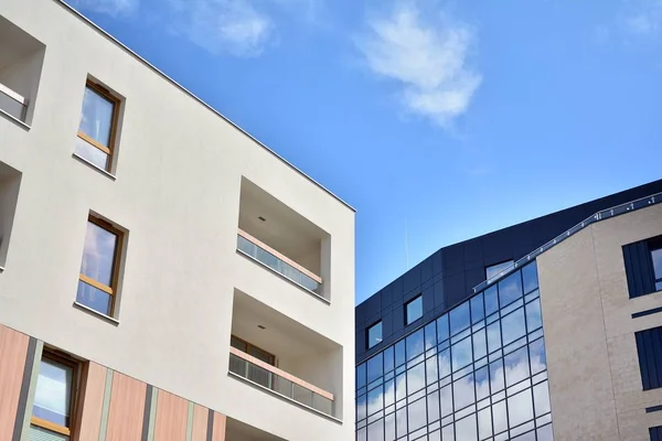 Modernes Wohnhaus Mit Blauem Himmel Und Wolken Modernes Mehrstöckiges Luxuswohnkonzept — Stockfoto