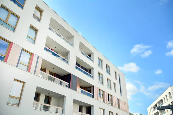 Moderno Edificio Apartamentos Con Cielo Azul Nubes Moderno Concepto Vivienda — Foto de Stock