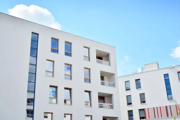 Modernt Lägenhetshus Med Blå Himmel Och Moln Moderna Flervåningshus Lyxbostäder — Stockfoto