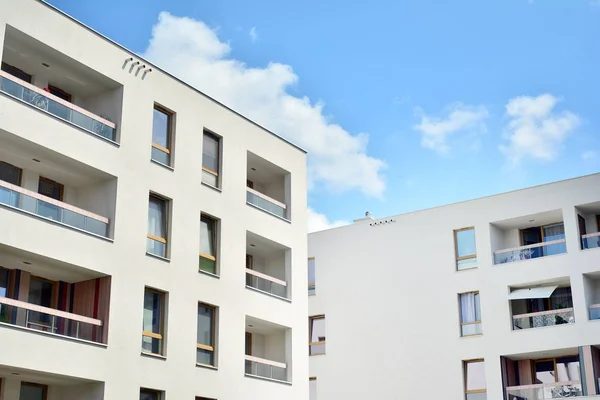 Moderno Edificio Apartamentos Con Cielo Azul Nubes Moderno Concepto Vivienda — Foto de Stock