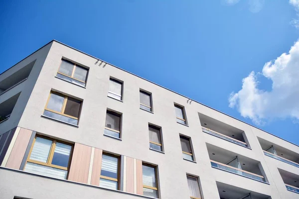 Moderno Edificio Apartamentos Con Cielo Azul Nubes Moderno Concepto Vivienda — Foto de Stock