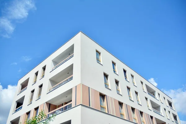 Modern Appartementencomplex Met Blauwe Lucht Wolken Modern Luxe Woning Concept — Stockfoto