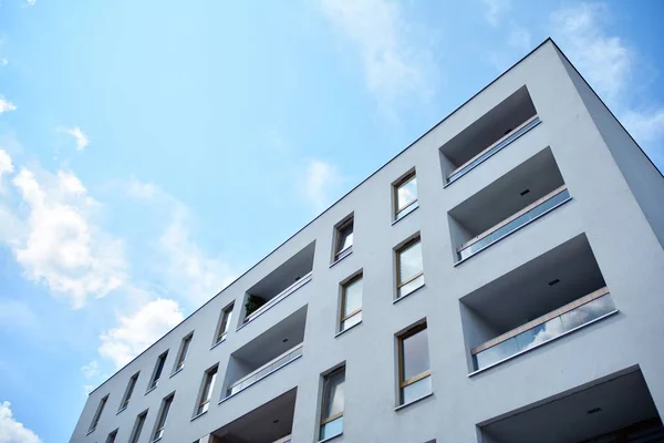 Moderno Edificio Apartamentos Con Cielo Azul Nubes Moderno Concepto Vivienda — Foto de Stock